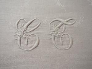 Un joli monogramme ancien CT , sur serviette , bouton de rose