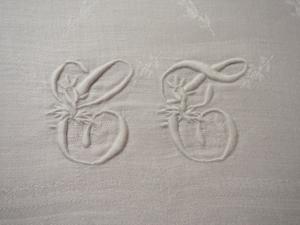 Un joli monogramme ancien CT , sur serviette , bouton de rose