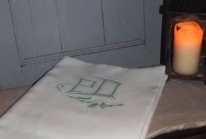 Drap ancien avec un grand monogramme