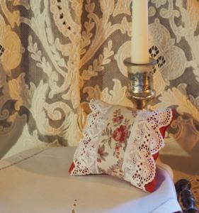 Charmant petit coussin porte-épingles, en tissu,  et broderies anciennes  , ou coussin de porte