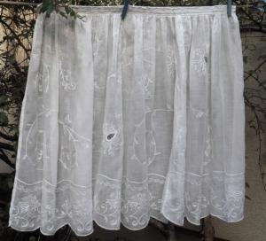 Charmant petit rideau ancien , shabby et romantique , broderie cornely