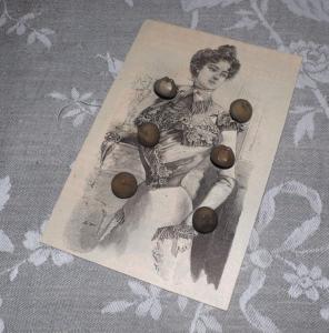 6 petits boutons anciens