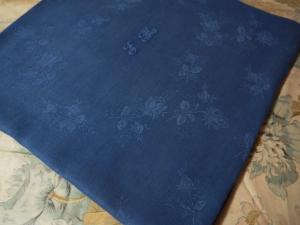 Nappe ancienne jolis motifs de roses, coloris bleu,