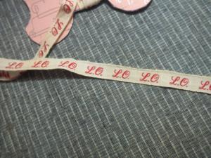 Petit galon ancien tissé des initiales LO , en rouge