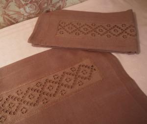 2 taies anciennes en lin brodées main 