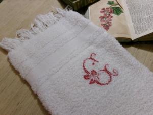 Jolie serviette ancienne de toilette avec franges , monogramme G ou C