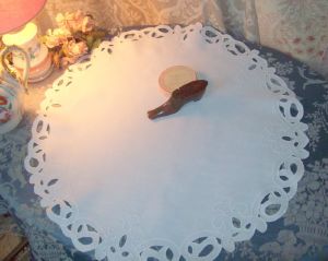 joli grand napperon ancien  rond en lin blanc, centre de table