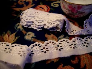 JOLIE BRODERIE ANGLAISE ANCIENNE MAIN