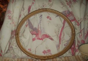 CADRE ANCIEN A MOTIFS DE RUBANS, forme  originale
