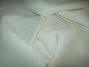 TISSU ANCIEN . PIQUE DE RAYONNE. BLANC CREMEUX  ***