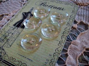 JOLIS BOUTONS ANCIENS EN VERRE A FACETTES