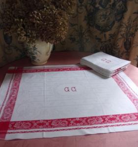 6 belles serviettes anciennes à bandes rouges, monogramme GC