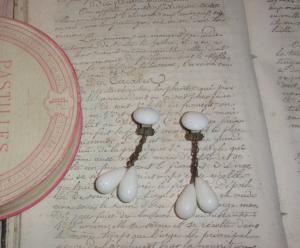 Une paire de boucles d'oreilles anciennes, à pendants