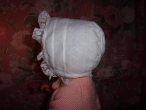 joli petit bonnet ancien de bébé, tissu travaillé ,,,  poupée 