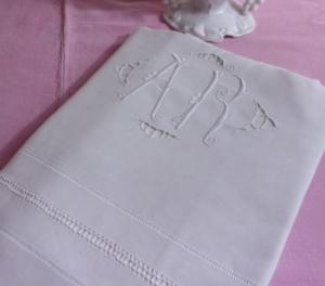 drap  ancien en lin , beau monogramme AR