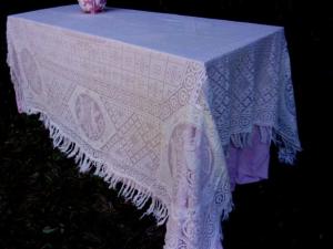 Grande nappe ancienne en dentelle , angelots