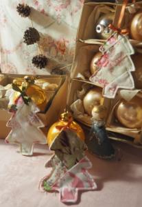 1 petit sapin à suspendre , en tissus anciens, déco de Noël