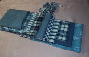 Lot de tissus et  toiles à matelas anciennes  coloris bleus , pour créations 