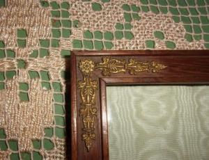 CADRE ANCIEN EN BOIS AVEC DE JOLIES PETITES APPLICATIONS DE METAL  ***