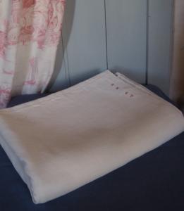 Drap ancien 19 ème , en lin , drap campagnard, petit monogramme rouge