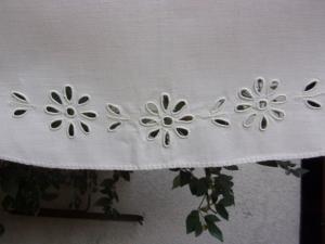 Rideau ancien, cantonnière dessus de meuble , broderie main, 130 cms