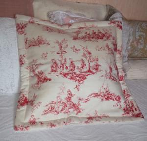 Grand coussin tissu ancien , toile de Jouy