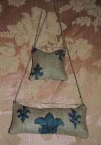 2 coussins de porte en tissu ancien , fleurs de lys