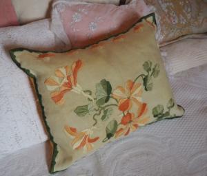 Beau coussin ancien , brodé main, fleurs , capucines