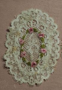 1 très joli motif ancien en fine dentelle , rebrodé de roses en soie