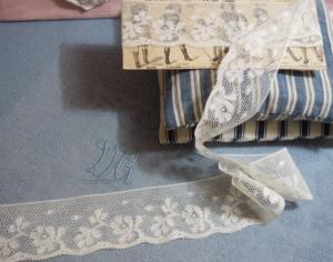 Large dentelle ancienne fleurie, fine dentelle style Valenciennes