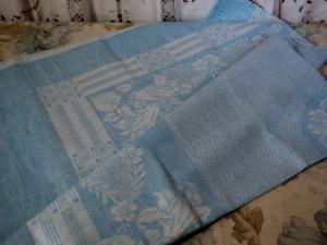 Nappe ancienne en damassé fleuri bleu , état neuf, à ourler, nappe carrée