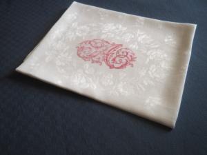 Grand et original monogramme ancien  A sur très grande serviette