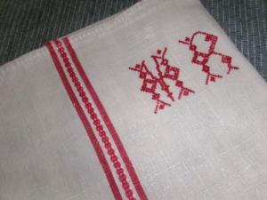 Beau torchon ancien en lin avec un grand monogramme brodé