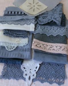   lot éléments anciens bleus , pour créations textiles, scrapbooking, patchwork, dentelles anciennes , broderies anciennes ****