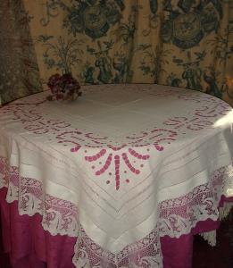 JOLIE NAPPE ANCIENNE BRODERIE ET LARGE DENTELLE  