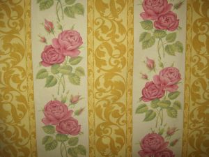  UN BEAU TISSU ANCIEN FLEURI DE ROSES