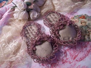   2 PETITES CHAUSSURES ANCIENNES SOIE ET PERLES . DECO SHABBY