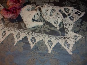 LARGE DENTELLE ANCIENNE 