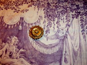 JOLI CACHE CLOU ANCIEN . FLEUR