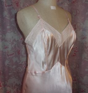  CHEMISE ANCIENNE ROSE SOYEUSE OU  COMBINAISON