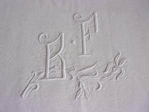 Grand monogramme ancien BF, brodé main sur revers de drap, jours Venise et fleur d'iris