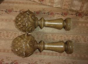 2 beaux supports anciens pour tringle à rideaux , motifs de pommes de pin