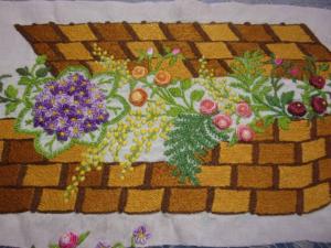Broderie ancienne , panier de fleurs pour réutilisation
