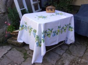 Nappe vintage en lin imprimé, paniers de fruits, jardin,