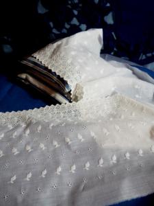 Très belle broderie anglaise réalisée à la main , très large volant