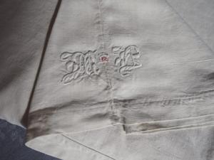 Drap ancien en beau lin , monogramme MB