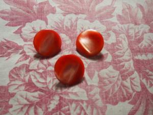 3 gros boutons anciens en nacre,coloris corail