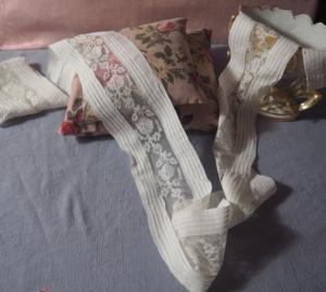 Longue bande de dentelle et petits plis , 19 ème , poupée, 2 mètres