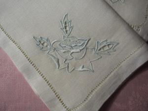 6 très jolies serviettes anciennes brodées  main ,broderie de  roses