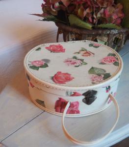 Charmante petite valise ancienne à motifs de roses, déco shabby